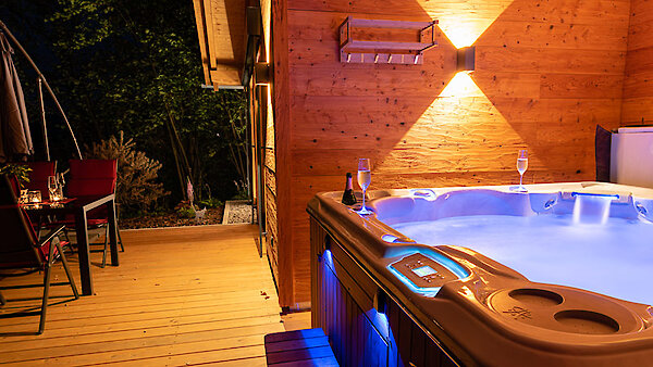 Terrasse am Chalet mit Whirlpool